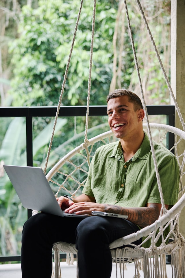 Consultant freelance travaillant à distance dans un espace de coworking en Bretagne.