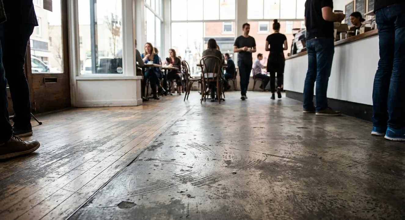 Sol commercial aux traces d’usure visibles, lumière naturelle, ambiance réaliste