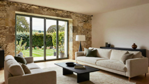 Intérieur d'une maison bretonne rénovée alliant pierre apparente et décoration moderne