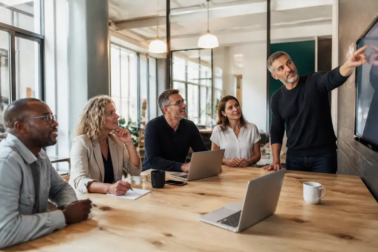 Professionnels échangeant lors d'un entretien pour choisir un accompagnement de carrière à Rennes.