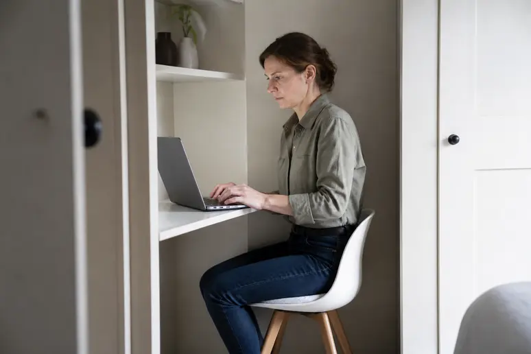 bureau ergonomique integre dans un placard clair