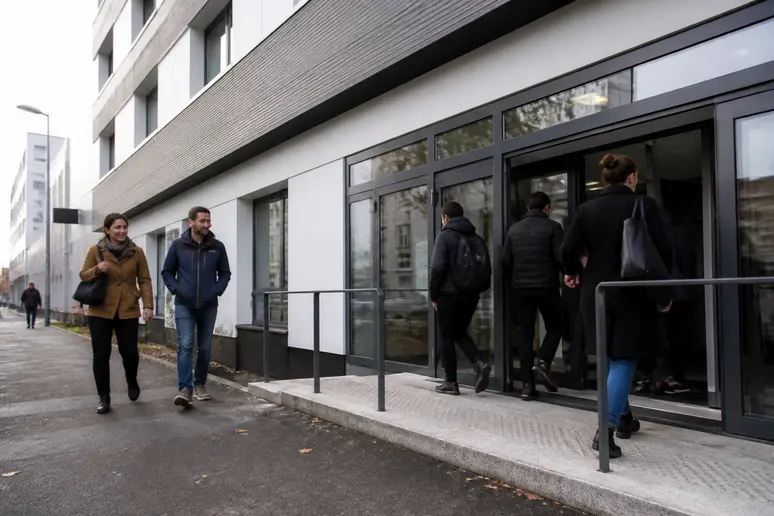 L'extérieur d'un centre de formation professionnelle à Rennes, Ille-et-Vilaine, où des personnes cherchent à s'inscrire à des cours.
