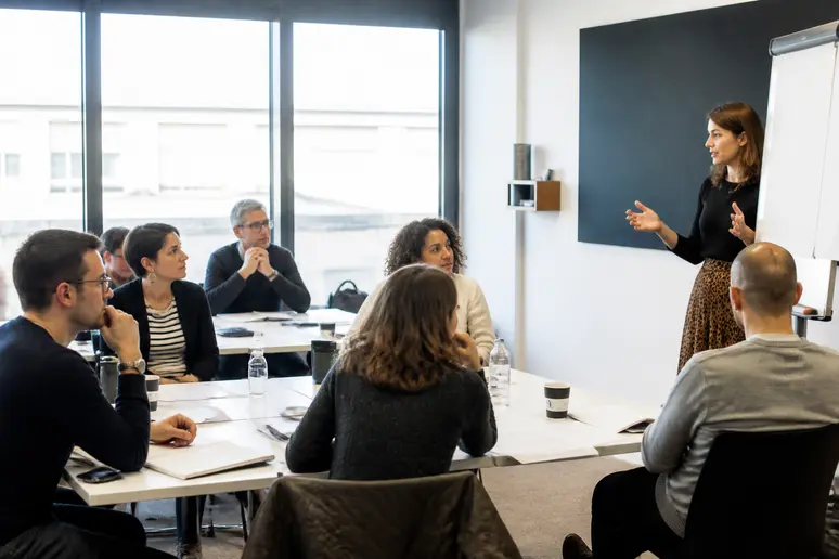 Apprenants engagés dans un atelier de formation à Rennes, axé sur l'apprentissage professionnel et le développement des compétences.