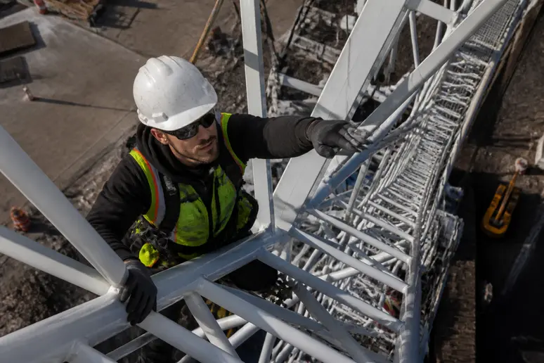 Détail technique d'une flèche de grue mobile composée d'une structure métallique en treillis soudé