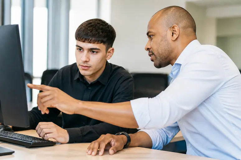 Apprentie recevant des instructions lors d'une formation professionnelle en milieu de travail.