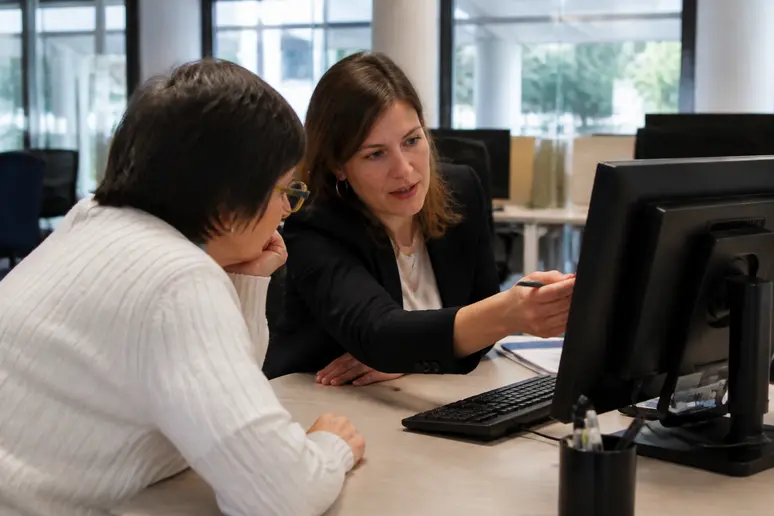 Conseiller guidant un usager pour ses démarches administratives locales