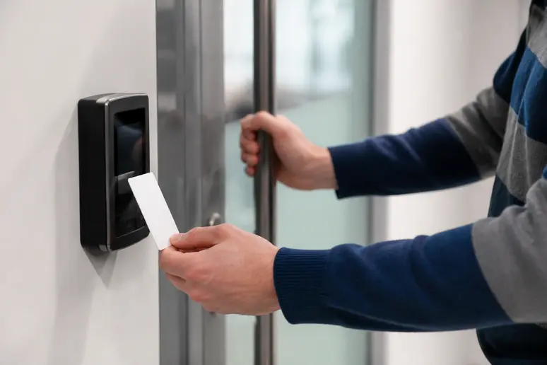 Salarisé pointant son badge sur un terminal pour enregistrer ses heures supplémentaires de travail.