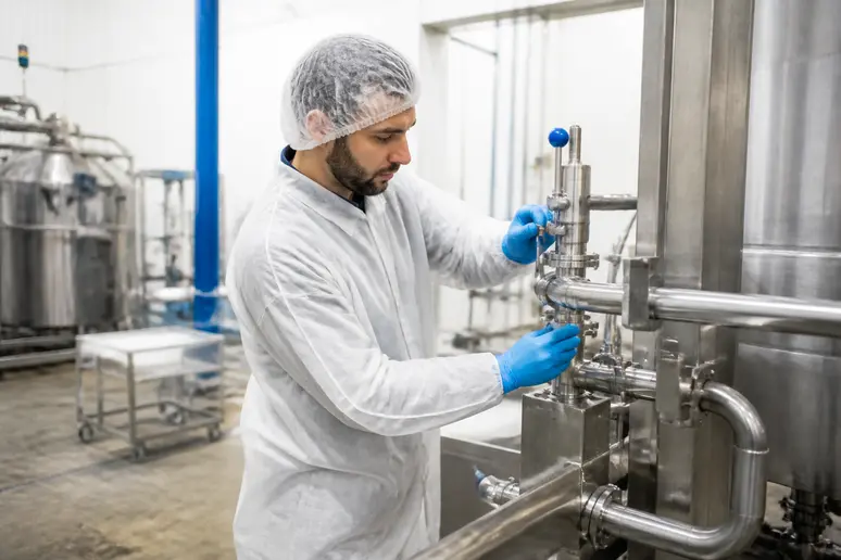 Opérateur en tenue d'hygiène professionnelle travaillant dans un atelier de SVA Jean Rozé recrutement