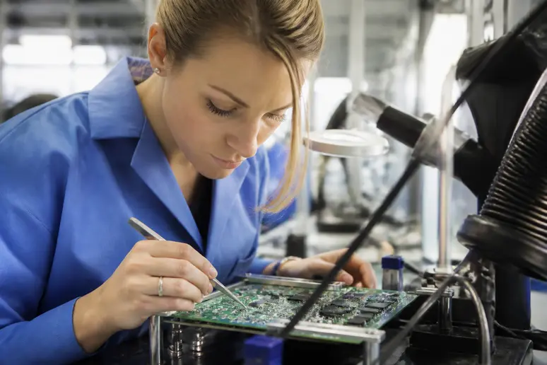 Technicien en atelier de microélectronique effectuant des tests de composants pour les offres d'emploi Thales Étrelles