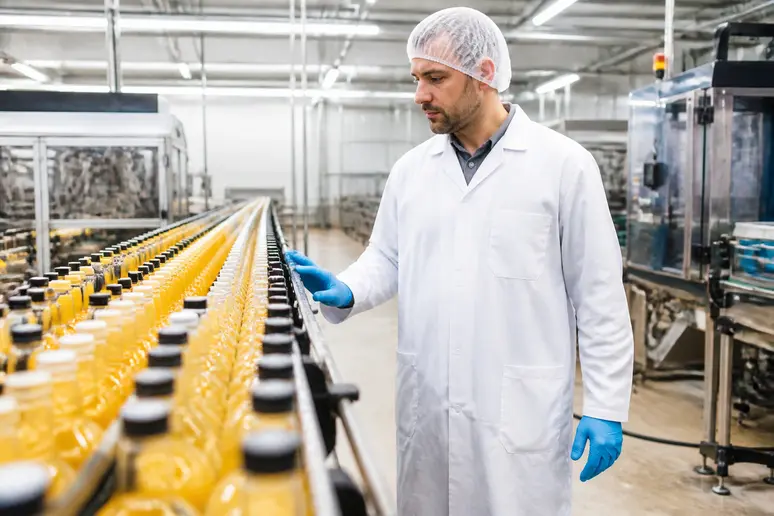 Opérateur en poste de contrôle qualité au sein de l'établissement industriel Vandemoortele
