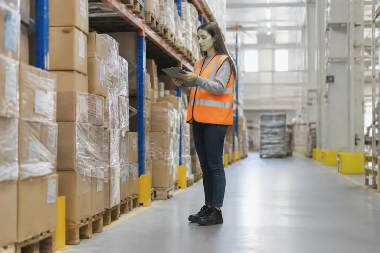 Opérateur gérant les flux logistiques et le suivi des stocks en entrepôt