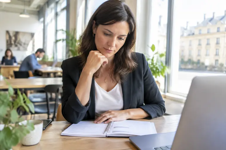 Candidate consultant ses options pour un emploi à Janzé dans un espace de coworking lumineux