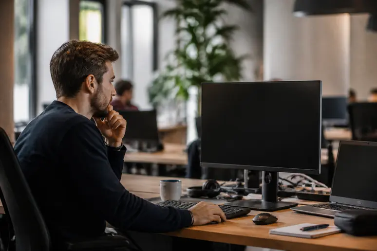 Professionnel analysant les flux de sécurité réseau lors d'une reconversion informatique en Ille-et-Vilaine