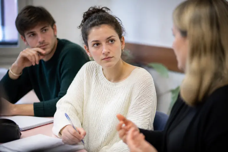 Étudiant en formation médico-sociale participant à un atelier de travail en institut.