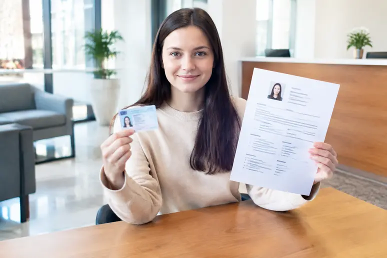 Un jeune adulte prépare ses documents administratifs et son CV pour son inscription à la mission locale Vitré