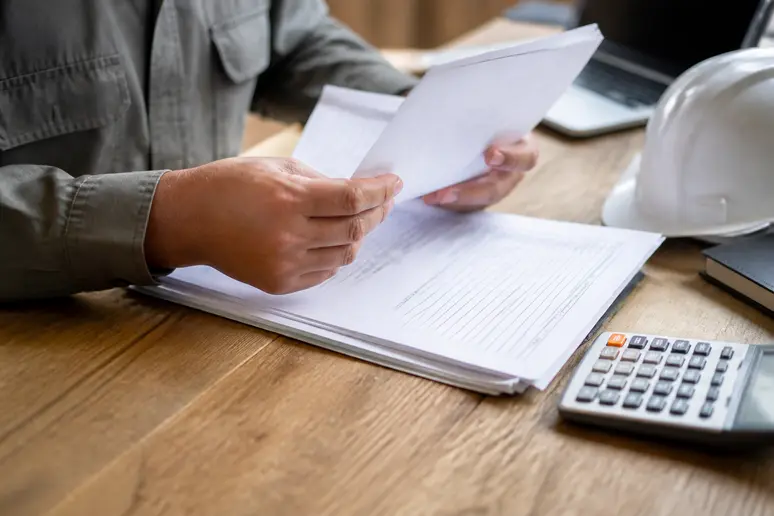 Examen minutieux de factures de travaux et justificatifs fiscaux pour le local professionnel